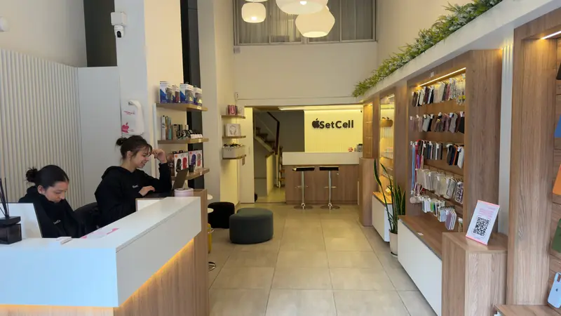 Interior del local de SetCell en Nueva Córdoba con el mostrador de atención al fondo
