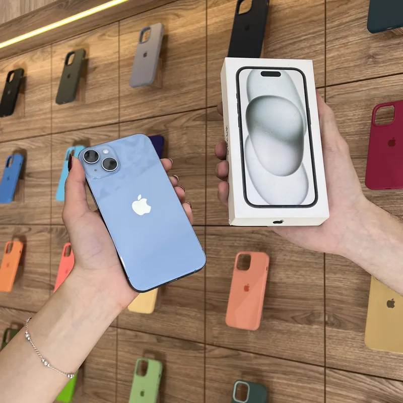Cliente con su iPhone 15 en el local de SetCell para hacer plan canje