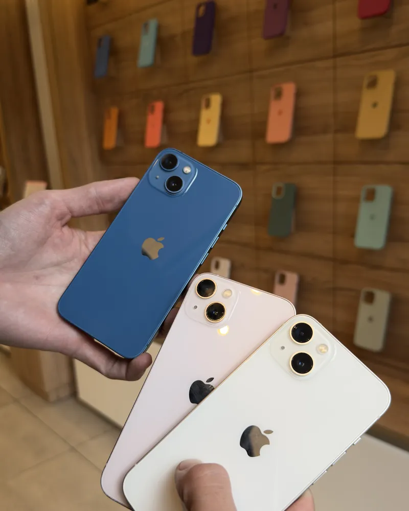 iPhones 13 azul, blanco y rosa del stock de SetCell