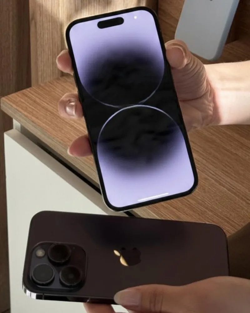 iPhone 14 Pro morado con la pantalla encendida