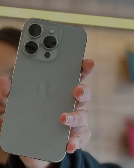iPhone 16 Pro titanio natural en mano