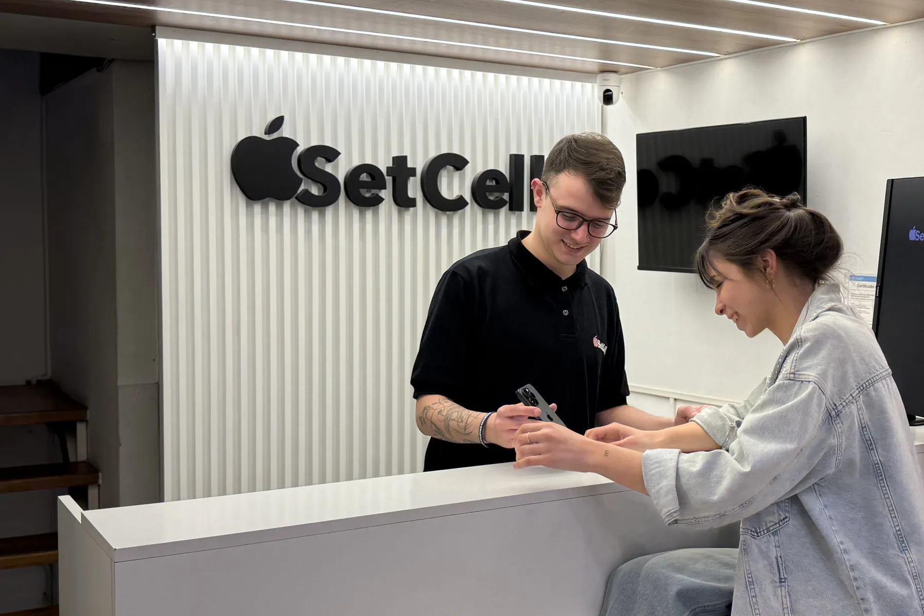 Interior del local de SetCell en Nueva Córdoba, con el logo detrás del mostrador