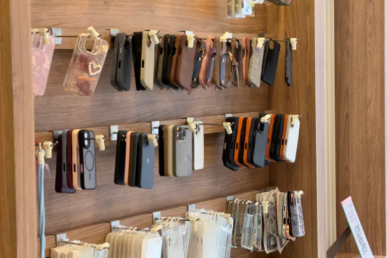 Pared de fundas y accesorios para iPhone en el local de SetCell