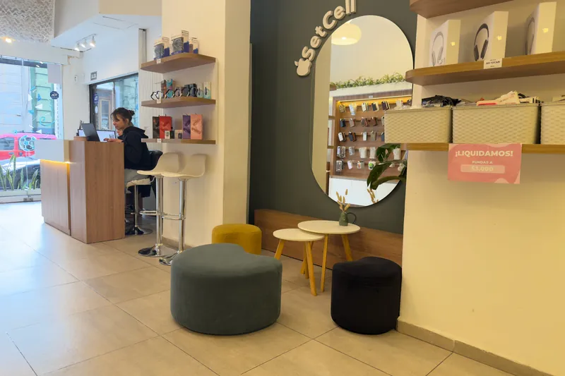 Interior del local de SetCell con los exhibidores de equipos y accesorios